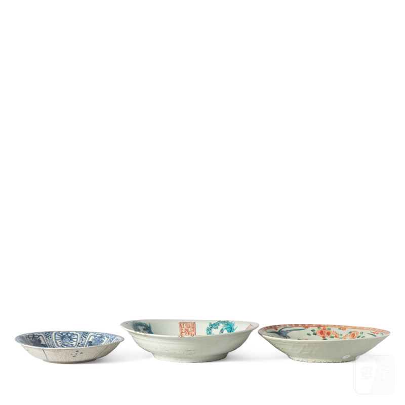 明晚期 漳州窯彩繪盤兩件及青花克拉克盤一件 | TWO POLYCHROME-ENAMELLED SWATOW DISHES AND A BLUE AND WHITE KRAAK DISH - 图2